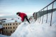 Чистить крыши от снега должны профессионалы